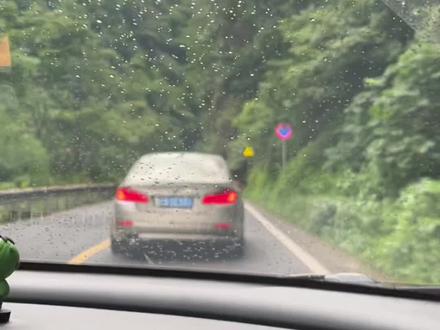 瓦屋山懒人攻略来啦‼️主打走最少的路 看最美的景 全程虽然只徒步三小时 第二天屁股还是痛了两天 去兰溪瀑布下午一点前一定要到 要带好雨衣外套哟 祝大家玩儿的愉快✌️#爬山 #旅行vlog #瓦屋山 #瓦屋山旅游攻略 #日常vlog