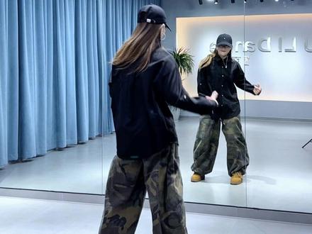 新舞《驰骋》#曳步舞 这熟悉的调调响起,直接把我带入以前刚跳曳步舞的时候,记得那时就是这种节奏,12组动作,跳完着实过瘾😄#热门 #驰骋 #原创编舞#简单易学舞蹈 @抖音小助手