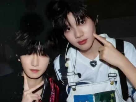 起因是这次的新音双人卡,魏子宸和童禹坤师兄又分到了一组哈哈哈#童禹坤 #魏子宸 #爆梗大赛傻瓜队 #冰红茶为你而来 #兄弟情