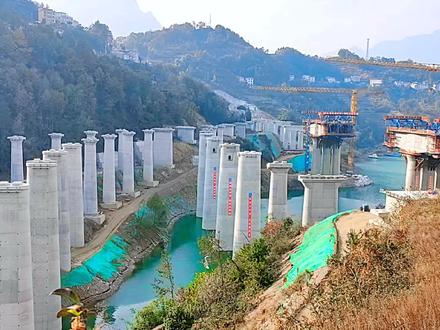 秭归疏港铁路建设现场,桥墩变多了、更高了,计划2024年底建成 #疏港铁路 #热门 #铁路大桥 #随拍记录生活 #翻坝