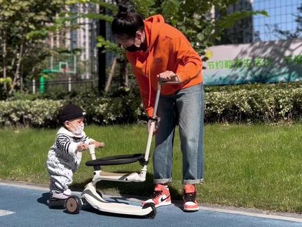 今天是小恩泽手足口第六天,好几天没有下楼了,今天带小恩泽晒晒太阳,小恩泽状态不错呢,自己推滑板车玩,也有吃一点饭哦#手足口病 #人类幼崽成长记 #记录真实生活 #vlog日常 #萌娃