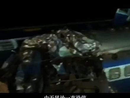 #只有经历过的人才会懂 #难得一见 这是我们家二人亲自经历的真实写照。2007年2月27日晚8点钟在火车南站上車,28日凌晨两点钟在小草湖一带17级大风冲烂了我们坐的4号车厢行驶的列车就翻車了。然后我就第一时间报警,6点钟后才被部队给我们救出来送到医院。所有卧铺车厢全翻了.太惨了.终身难忘!!!!
