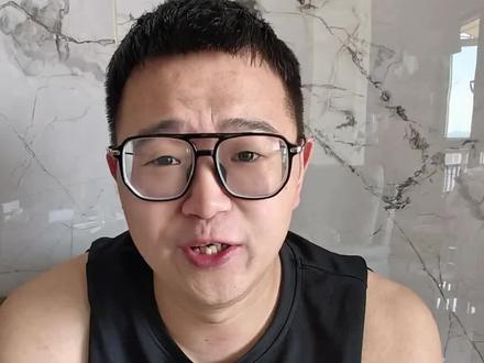骑士被尼克斯22分大逆转!足以说明这支球队是四支决赛球队最不稳定,相对防守最弱的球队。