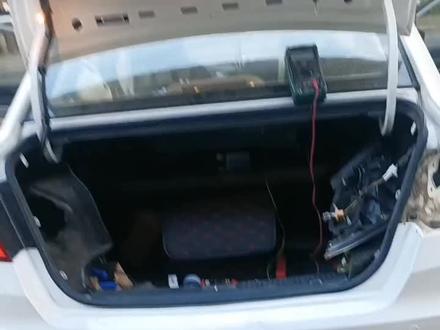 长安逸动后尾灯一侧亮一侧不亮,后尾灯一个不亮一侧都不亮,排除后尾灯灯泡无问题,线路无问题,直接换控制盒!尾灯一侧两个小灯泡,一个不亮一侧都不亮,长安牛逼!