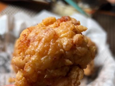 炸翅根,真香! 哪个宝宝不爱吃炸鸡,可是不能总在外面买,干净卫生还得自己做起来,这鸡翅炸的胜过肯德基了。如果喜欢辣翅,炸粉里可以放点辣椒粉。#我的厨房日记 #抖音美食推荐官 #在家做美食 #炸鸡