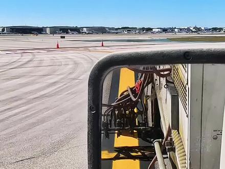 我觉得机场画滑行线的这个工作不错,一个月能开多少呢?我也想去干!#飞机 #飞友日常 #追飞机的人 #民航 #拍飞机