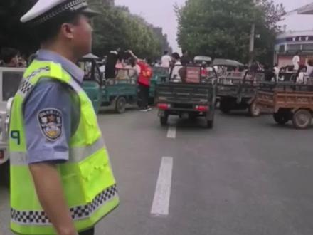 儿子高考后冲出考场“跪谢”父母的教育和培养,这一跪我瞬间泪崩#高考加油 #同城热点 #2022高考必胜 #2022高考护航 #中考 #跪谢父母