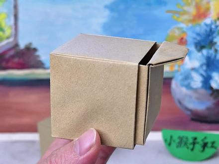 小猴子教你折一个一看就会的小抽屉收纳盒,0成本3分钟就能搞定,书桌上的各种小玩具“再也不长灰”啦!#手工diy制作 #亲子手工 #创意手工 #收纳盒折纸 #一学就会系列