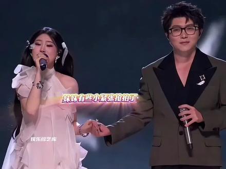 江苏跨年:沈佳润首秀唱《不染》妹妹有些小紧张抢拍,毛不易从容托住表演!