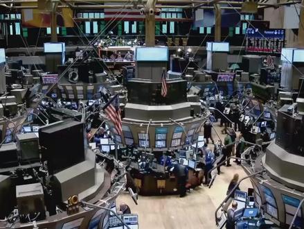 白银突然冲高跳水,华尔街资本的惯用套路 白银昨天这一波大跌,还是华尔街资本在背后操纵的阴谋,先大涨创新高,随后高台跳水,估计套住了一大批人,在山顶站岗#财经 #金融 #商业思维 #涨知识 #科普