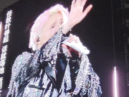 #演唱会live碎片 #演唱会打卡 #薛之谦万兽之王 四面台很大,现场很炸,很好坐到前面10排只能拍侧面屏,扭着脖子很累,还是拍不清你的样子,那就拍我自己了🥹🥹