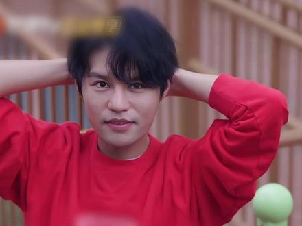 #威廉抓走地鸡的仪式感 没有刻意造梗,全是浑然天成的搞笑本能,威廉王子真是妥妥的快乐源泉啊#吴牧融