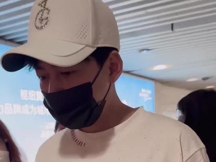 “不再依赖哥哥算长大吗”
好像最近这个梗火的一塌糊涂 所有人都在想怎么回答才能显得更有担当,更宠粉,但是苏醒的回答却有点让我豁然开朗!!!
为什么一定要依赖哥哥呢,女生也可以独立自主,或许可以让哥哥依赖我们啊!!!
#苏醒 #不再依赖哥哥算长大吗 #太湖湾音乐节