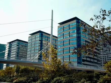 池州贵池区:池州长江公铁大桥最你进展
池州长江公铁大桥作为连接贵池区与铜陵枞阳县的跨江枢纽,总投资52.56亿元,其推进过程因线网衔接、桥址争议与资金协调,前期工作耗时近10年。大桥采用“高速+城际铁路+市域铁路”三层布局,上层为双向六车道高速(设计时速100公里),下层承载合池城际铁路(时速250公里)及预留池铜市域铁路(时速160公里),桥梁总长2.3公里,主跨840米 。
项目2014年列入长江经济带过江通道规划,但桥址选择引发争议,梅龙、江口两个候选方案经多轮论证,因需衔接九华山高铁站及池州东部新城,2018年才确定最终桥址。线网衔接方面,大桥作为合池铁路关键工程,需等待合池铁路纳入长三角区域铁路网规划,直至2022年该规划获批,工可报告才正式上报。融资模式也历经调整,最初计划政府投资,后因财政压力改为“省市共建+社会资本参与”,2024年才确定安徽交控集团牵头的联合体 。
建设阶段同样面临考验,2025年4号主塔中塔柱施工时遭遇长江汛期水位上涨,需调整混凝土浇筑工艺,延迟2个月合龙。生态保护方面,大桥跨越长江鳜鱼国家级水产种质资源保护区,需建设生态鱼道并避开繁殖期施工,环保专项验收流程延长3个月。截至2025年11月,主塔施工已完成60%,预计2028年通车,建成后池州至合肥高铁通行时间将缩短至1.5小时内。