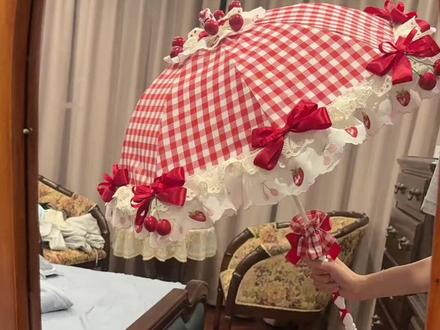红色lo伞 配樱桃🍒熟了 蝴蝶结可以拆卸 可以换草莓系列
#lo伞 #lolita #樱桃熟了 #lo娘 #手作