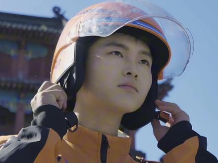 外卖新工装亮相街头,橙黑配色如同赛车服,增加急救包等,网友直呼骑手“好酷!”(记者:杨璐 编辑:蓝罗希 责编:郭鹏 审核:田甜)