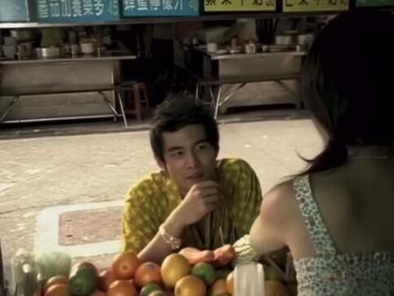 这次突然爆火,是2026年1–2月一连串IG动态被网友“显微镜解读”+ 早年意难平CP考古叠加引爆的。
🔥 导火索(2026.1–2)
1. 1.23 周杰伦IG发酒
晒1979(周)、1983(Hebe)、1993(昆凌)年份酒,特写1979+1983,1993没入镜;被解读“隔空示好Hebe”,周秒删。
2. 1.24 昆凌回应
晒酒只留1979+1993,被解读“宣誓主权”。
3. 2.1 Hebe发手绘
白马+豹纹马鞍,配文“马年自由奔驰”;周属马,被解读“cue周”。
4. 2.17 周杰伦发照
摸白马+豹纹领风衣,精准踩中“白马+豹纹”;被解读“隔空回应”。
5. 2.18 周杰伦再发
草原骑马,背景白色风车;《白色风车》被视为写给Hebe的“告白歌”,全网炸锅。