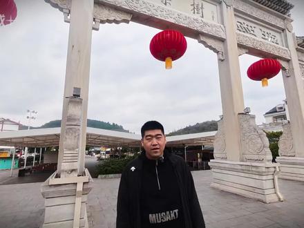 万练倒悬,声如雷鸣。
亚洲第一大瀑布——黄果树,以千年不变的磅礴,迎接每一双仰望的眼睛。
站在观瀑台,水雾扑面,虹光环绕。这是属于东方的“银河泻地”,是造物主写给大地的狂野诗篇。
山为琴,水为弦,在此刻,与自然同频。
#黄果树瀑布 #贵州旅行 #自然奇观 #一生必去的风景#山河志