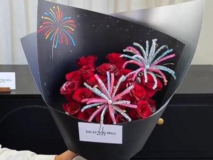 烟花扭扭棒,超好用的邪修方法,1分钟快速教会你!真的不要太简单!#烟花扭扭棒 #扭扭棒 #烟花花束 #新年花束