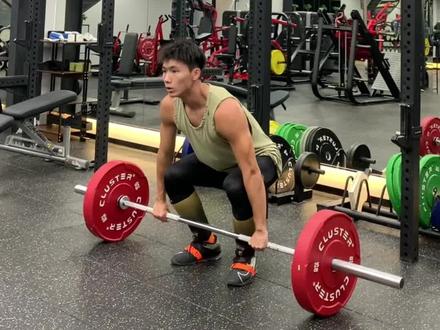 高翻前进行 搭配拉伸让出肘更加灵活#高翻 #运动表现 #扣篮