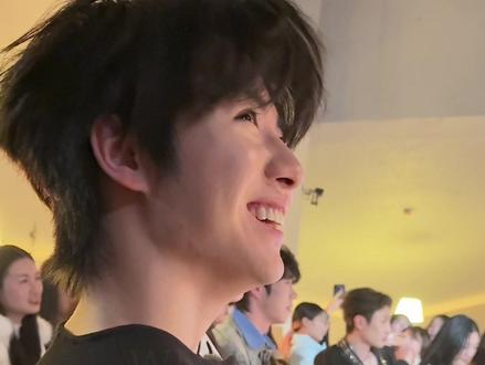 哇好肉麻噢~~哥哥你怎么说话还带波浪号啊~~好萌就是一个小宝宝~@黄誉博YUBO #黄誉博 #原创歌手黄誉博 #我们的音乐馆