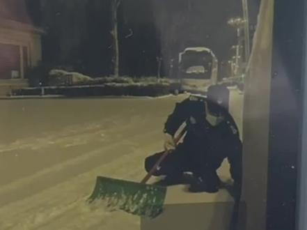 山东烟台男子特斯拉车停路边被保安故意用三角钉扎破轮胎 车主:胎没法补直接报废了 “车主与嫌疑人通话记录曝光”#特斯拉车停路边被保安故意用三角钉扎破轮胎 #特斯拉 #哨兵模式