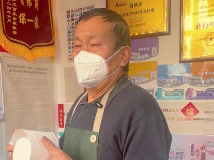 他开着一间普通的宠物店,却默默救助了无数流浪的小生命。门口的粮和水,墙上的锦旗,都是最朴素也最动人的善良。愿每一份善意都被看见,愿每一只毛孩子都能拥有家。#流浪动物救助 #领养代替购买 #正能量 #萌宠出道计划 #暖心