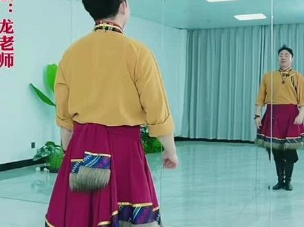 龙老师中国舞直播间成品舞公益教学。原创《月光洒满草原》舞蹈。教学细致入微,零基础都能学会。每天早上六点上课。有兴趣的来直播间学起来吧!#草原舞蹈#《月光洒满草原》舞蹈
