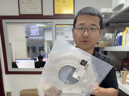 奔驰C63原厂曲后油封 G63 C63 G500搭载M176发动机 M177发动机 原厂改进型的曲轴后油封、 改进型油封零件号A1770103708 同时需要更换一圈13颗螺丝、螺丝零件号N00000001144、 大家不要换错哦!#奔驰配件 #奔驰原厂配件 #奔驰C63 #奔驰G63 #北京吕师傅汽配严选店