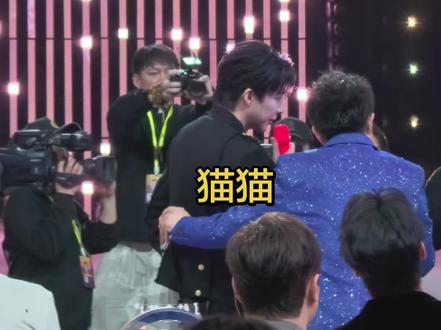 #追星成功 @摩登兄弟刘宇宁 幽默化解主持人叫错他和张远名字的尴尬
东北人的幽默和情商紧急救场#北京卫视跨年晚会