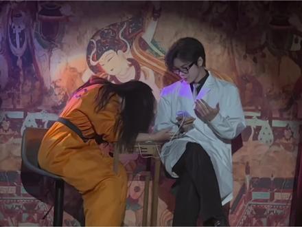 孙宥真就这样被80 一个人贴四个电疗仪.#暗夜将至 #剧本杀 #白宰勋 #孙宥真