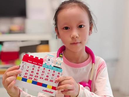 日历拼图让孩子爱上动脑 告别枯燥学习✨日历拼图让孩子爱上动脑
抛开死板的书本,用趣味日历拼图带娃认识日期、月份和星期。动手拼接的过程里,孩子主动思考、反复尝试,专注力也悄悄提升。玩中学的方式轻松又有趣,不再抵触认知类知识,简简单单就把时间概念吃透,居家遛娃、启蒙学习都超合适~#数学思维训练 #日历拼图#玩中学学中玩