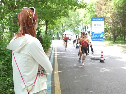 跑步赛段不穿袜子磨脚吗?揭秘专业运动员的小技巧,说不定你下次也能用到!#铁人三项 #比赛技巧 #运动