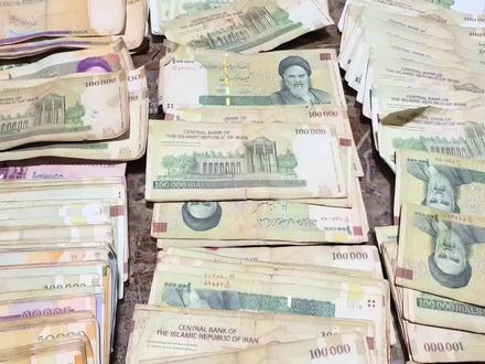 伊朗货币一夜归零
曾经换的3万人民币,如今在汇率崩盘后,只值约 900~1000 元人民币。🥱
一夜间,3万变一千,手里的大额钞票变成废纸,财富被通胀彻底清零。