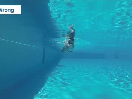 自由泳打腿终极指南:纠正4个致命错误,让你游得更快更省力 你是否感觉游泳打腿异常费力,却收效甚微?这很可能是因为你陷入了90%游泳爱好者都会犯的通病:用膝盖发力而非髋部。这种错误的“水下蹬车”动作会产生巨大阻力,迅速消耗体力,并将双腿变成拖累身体的“船锚”,导致臀部下沉,让你寸步难行。本文将剖析四个最常见的打腿错误,并提供简单有效的纠正练习,助你掌握高效打腿技术,游得更远、更轻松。
首要错误是膝盖过度弯曲。 正确的动作应由髋部发起,力量如鞭子般从核心传导至脚尖,膝盖仅需微屈。练习时,可通过手持浮板并轻轻将其前端压入水中来启动核心,引导髋部发力。记住口诀:“大腿带动,鞭状甩动,脚尖轻弹。”
其次是打腿幅度过宽。 这会增加阻力并破坏身体稳定性。理想的打腿应控制在身体投影的狭窄范围内,如同在管道中打水。通过在膝盖上方夹住小浮板或泳帽进行练习,可以有效规范打腿宽度,保持流线型。
第三个关键问题是脚踝僵硬。 僵硬的脚踝无法形成有效的推水面,只会制造阻力。你的脚踝需要像鱼鳍一样柔软灵活,在下压时脚背能自然绷直。通过陆地拉伸和水中垂直打腿练习,可以显著提升脚踝的柔韧性。
最后是打腿节奏混乱。 不稳定的节奏极其浪费能量。你需要找到与划臂相匹配的稳定节奏,最常见的是每个划臂周期配合2次、4次或6次打腿。通过有意识地计数练习,可以培养出如节拍器般稳定的节奏。
总而言之,掌握高效打腿的关键在于从“膝盖蹬水”转变为“髋部鞭打”,并辅以窄幅、柔踝和稳奏。练习初期感到肌肉疲劳是正常现象。请记住,优秀的打腿不仅为了提供推力,更重要的是维持身体高位、平衡的流线型姿态。它能抬高臀部,减少全身阻力,从而让你每一次划臂都更有效率,最终实现游泳体验的焕然一新。
#游泳 #自由泳 #游泳教学 #打腿 #打腿技巧 #游泳姿势 #核心发力 #游泳入门 #运动健身 #游泳技巧提升