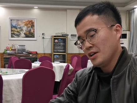 今晚饭局,朋友即兴表演了个小魔术。