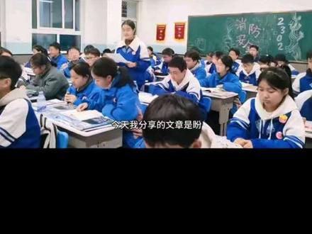 #原创视频 #记录校园生活 #
印象里的中秋,总裹着一层 “盼” 的暖。盼的是桌前的团圆饭,盼的是手里甜糯的月饼,更盼的是一家人围着月亮说话时,空气里飘着的咸蛋黄香、莲蓉香 —— 今年的中秋,这 “盼” 却比往年更沉了些,让我读懂了藏在长辈皱纹里的心意。
刚进家门口,就看见爷爷坐在电视机前,屏幕亮着,却没声音,家里空荡荡的。我跑进堂屋喊:“爷爷,奶奶呢?” 爷爷抬头看见我们,先是愣了一下,眼睛瞬间亮了,皱纹里都挤着笑,忙起身:“你奶奶去赶集了,说要给你们买爱吃的月饼!” 话音刚落,我就从窗户见了奶奶的身影 —— 她背着背篓,走得比平时快,“你们来啦!我估摸着你们这时也会到家了!……”奶奶的笑老远就能看见。我知道那笑里的意思:她盼的孙辈,终于回来了。
奶奶放下背篓,打完招呼就往厨房跑,身子还轻快地晃着:“等着!奶奶给你们炖鸡!” 鸡圈里,她伸手一抓就逮住了一只,动作利索得不像上了年纪的人。我盯着鸡圈数了数,忽然想起上次回来也是八只鸡,便问:“奶奶,鸡怎么还是八只呀?” 爷爷在旁边笑着接话:“上次你们说炖鸡香,你奶奶就没舍得卖,一只只喂到现在,就等你们回来解解馋哩!”
杀鸡、拔毛、切肉,奶奶的动作行云流水,大铁锅里很快飘出香味 —— 有鸡肉的鲜,白菜的甜,还有豆腐的嫩。菜刚端上桌,我还没坐稳,一个油亮亮的鸡腿就落在了我碗里,几乎占满了整个碗。“这么大的腿,得啃好久吧!” 我甩开膀子,哼哧哼哧地咬着,抬头时却看见,桌前的五个人里,只有我和两个哥哥埋着头吃肉,爷爷奶奶都没动筷子,就那样漾着笑看着我们,眼里的光比桌上的灯光还暖。
吃完饭要赶去外婆家,上车时我回头望了眼爷爷奶奶家,月光正轻轻洒在窗台上,像替我们陪着两位老人。车窗外的月亮跟着车轮转,好像也在盼着下一场团圆 —— 果然,刚到外婆家,就听见满院子的笑声。舅舅一早就炖上了鸡肉,这会儿正往锅里加土豆;姨妈坐在沙发上,和外公外婆唠着家常;表弟表妹围着外公的腿转,吵着要中秋糖果。屋里屋外的声响裹在一起,是幸福的样子。
站在外婆家的院子里抬头看月,月光比来时更柔了。它既照着这里满院的热闹,也照着爷爷家安静的窗台。我忽然懂了,这轮圆月盼的从来不是一顿饭、一块月饼。爷爷奶奶养了半年的八只鸡,爷爷看见我们时亮起来的眼睛,奶奶跑向厨房的轻快脚步 —— 这些都是 “盼” 啊,盼的是孙辈归来的瞬间,盼的是亲情能把等待的日子填得满满当当。