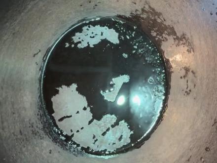 1.不粘锅广泛应用于家庭厨房,但是,随着科学研究的深入发现当涂层脱落后这种涂层的化学物质就是人们熟悉的人特佛龙(Teflon),化学名称就是不粘锅涂层的核心化学成分是聚四氟乙烯(Polytetrafluoroethylene,简称PTFE)。PTFE是一种由碳原子和氟原子构成的高分子化合物。
2.我们曾经对北极地区湖泊水质检测到特氟龙这种化学物质,发现是常年难以降解,十分稳定,危害环境,而且对健康有很高的风险,而且进入人体可能会有致癌风险。因此一方面,不粘锅如有损伤则须立即弃用,另一方面,我们建议使用铁锅对健康是安全的。
3. 铁锅容易粘锅而且清洗之后很容易生锈,表面一层粉红色铁锈,难以去除。如何避免这个问题:我们将铁锅擦干放在炉子上烘干发热,滴几滴菜油,然后用纸tumo涂抹擦偕,油光发亮保存,下次使用就不会见到铁锈。这种办法能保养好铁锅。