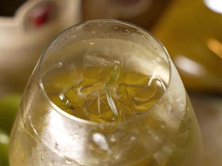 微醺就刚刚好 不需要去刻意买醉,微醺才是刚刚好#葡萄酒#半甜白葡萄酒#千杯不醉 #微醺时刻 #富澈