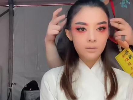陈丽君在化妆准备演出