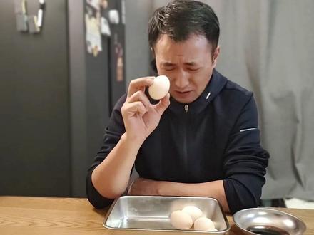 爱吃蛋:一天吃40个水煮蛋连续吃5年,跟着煮了10个结果。。 #9分12秒鸡蛋 #蛋神横空出世 #跟着蛋神煮鸡蛋 #当季新菜单挑战赛 #跟我追热点