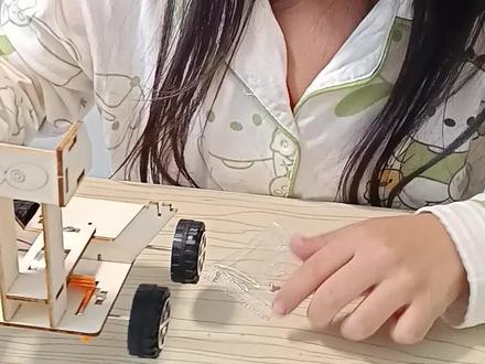周末放下手机,陪孩子一起玩起来吧。寓教于乐。#科学小制作 #科学实验 #组装小车