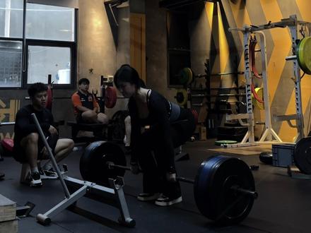 偷偷变强然后一次拿下!传统终于破100kg了!昨天冲pr 其实是临时起意,能顺利拿下真的太太太开心了!!! @断水流大师兄🤷♂️ #传统硬拉 #日常训练