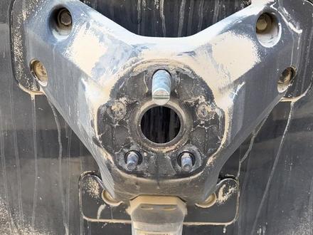 路虎卫士,备胎更换教程!
第一注意防盗螺丝卡槽,第二学会使用定位销,第三注意着力点。
个人小见解,仅供参考。
#219国道 #一人一车浪迹天涯 #实实在在的修车 #轮胎爆了 #丙察察