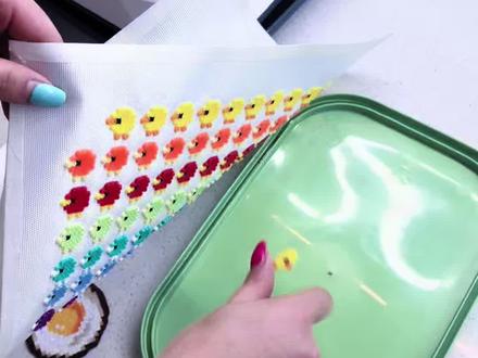 关于客人在店里拼了一堆彩色小鸡这件事#拼豆#小鸡拼豆#今天拼豆了吗 #创作者中心 #创作灵感