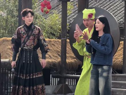 #高迪来攻打万岁山了#快来围观 #看过来 高迪跟美女的小串#万岁山武侠城