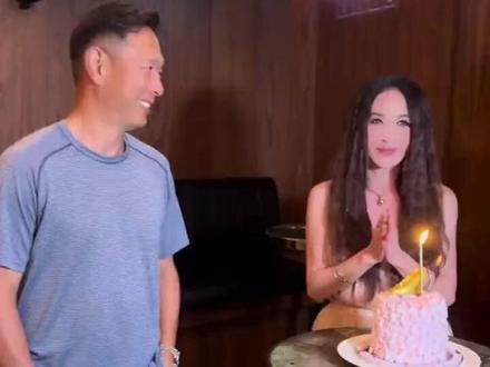 温碧霞老公和儿子为她庆祝59岁生日,温碧霞依然状态如少女