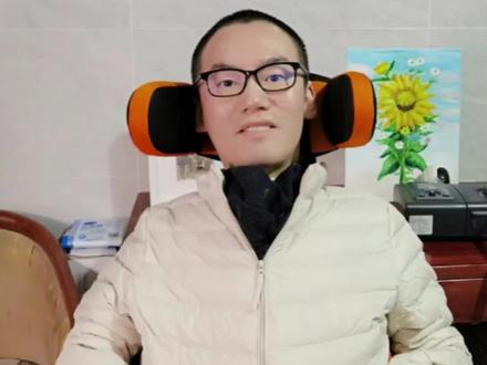 气切六年了,曾经有口难言,有意难懂,有爱难说,是如何又一次重新说话的,这个视频为了你揭秘,PS:不适应于所有气切的朋友。视频结尾有我自主说话,虽然吃力但却是我对大家真心实意的祝福#全网独一的发音方式 #新年祝福视频 #感谢大家的支持 #罕见病