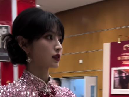 这个小田在后台美的不行#田曦薇 #春晚