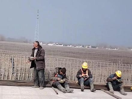记录响水月港大桥修建过程的工人大叔“三三哥”找到了!当地:伤情轻微正治疗#三三哥 #江苏响水 #月港大桥 #媒体精选计划 #热点